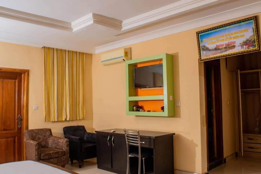 Dc Ambassadors Hotel Dawhwenya Exterior photo